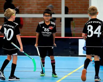 Tre Killar Med Klubba