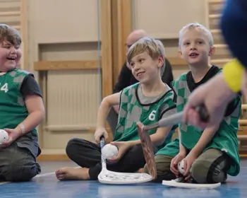 Skolbesök OBOS Framtidens Innebandy Pojkar Skrattar