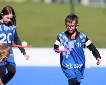 OBOS kille bär boll på bladet