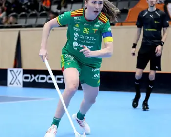 Emelie Wibron springer mot boll