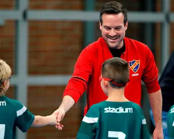 Glad ledare tackar unga spelare