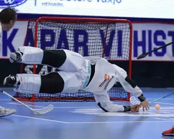 Målvakt dyker efter boll och räddar