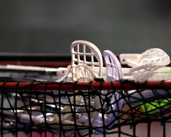 Klubbor ligger på ett mål