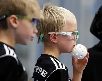 Knattespelare Med Boll Vid Munnen