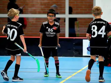 Tre Killar Med Klubba