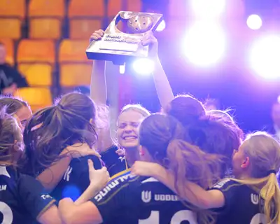 SDF SM Glad Tjej Med Pokal