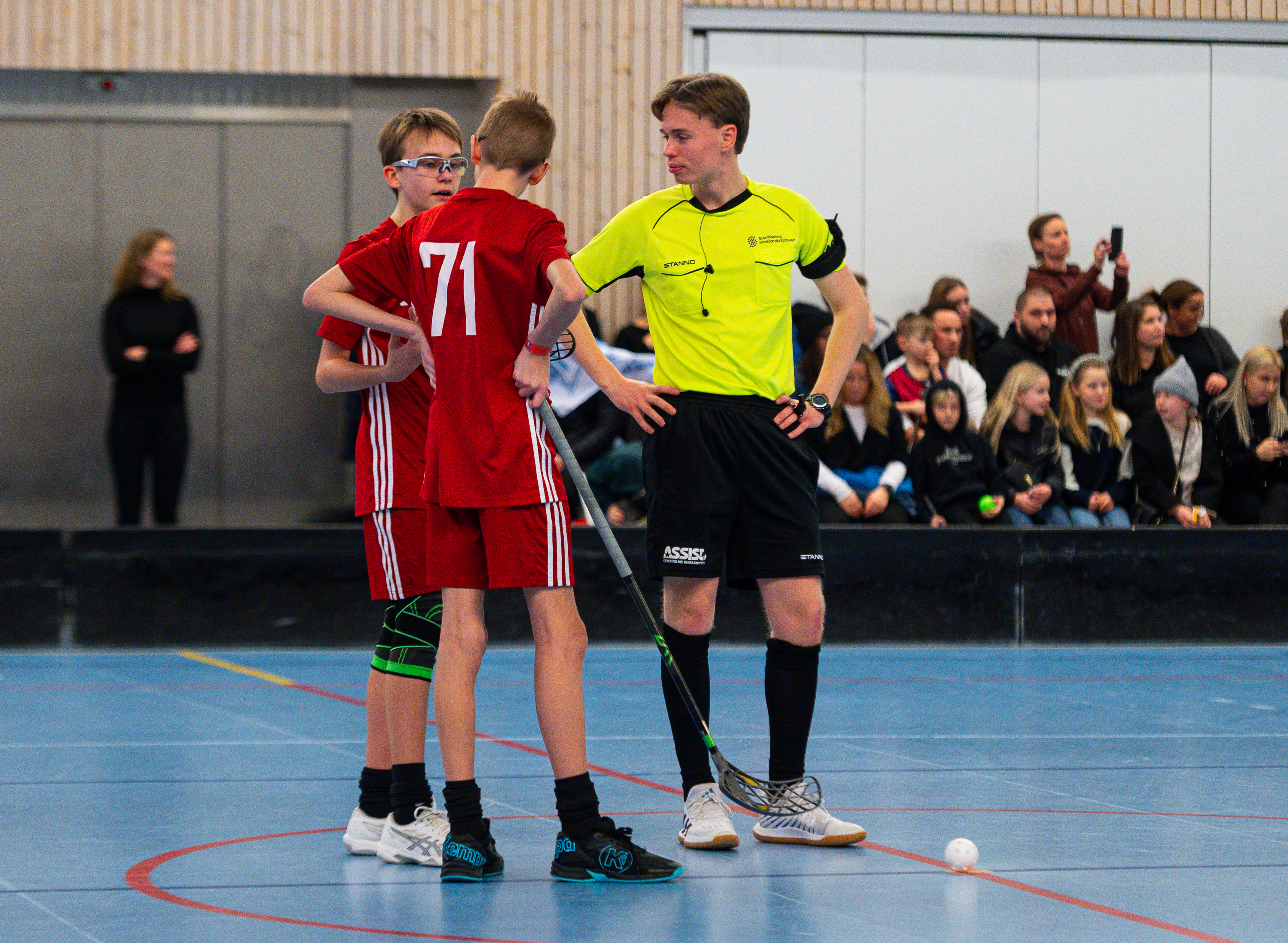 Domare snack inför match (@philipkangasfoto)