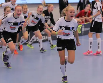 Glada tjejer springer in på plan