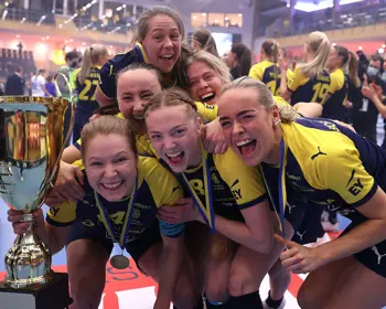 Glada damlandsspelare med VM-bucklan 2021