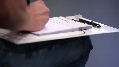 Tränare Med Tavla Och Block.Png