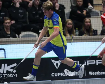 Kille driver bollen efter sargen