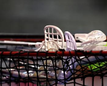 Klubbor ligger på ett mål