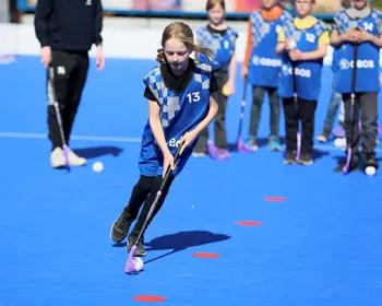 OBOS tjej dribblar med koner