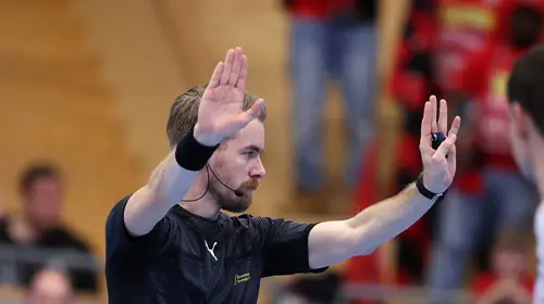 Domare Håller Upp Handen